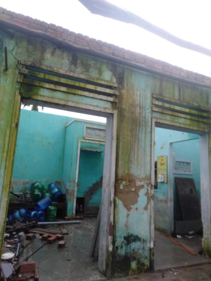 Lốc xoáy khiến hàng chục nhà dân ở Đà Nẵng bị tốc mái