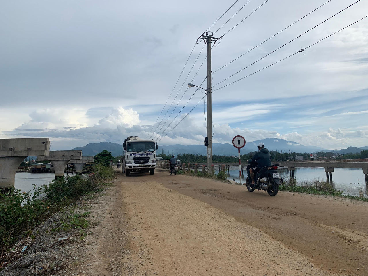 Cận cảnh cầu 150 tỷ xây hơn 4 năm mới xong 4 trụ ở Quảng Nam