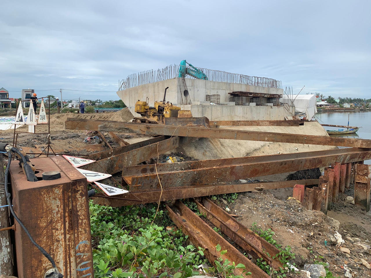 Cận cảnh cầu 150 tỷ xây hơn 4 năm mới xong 4 trụ ở Quảng Nam