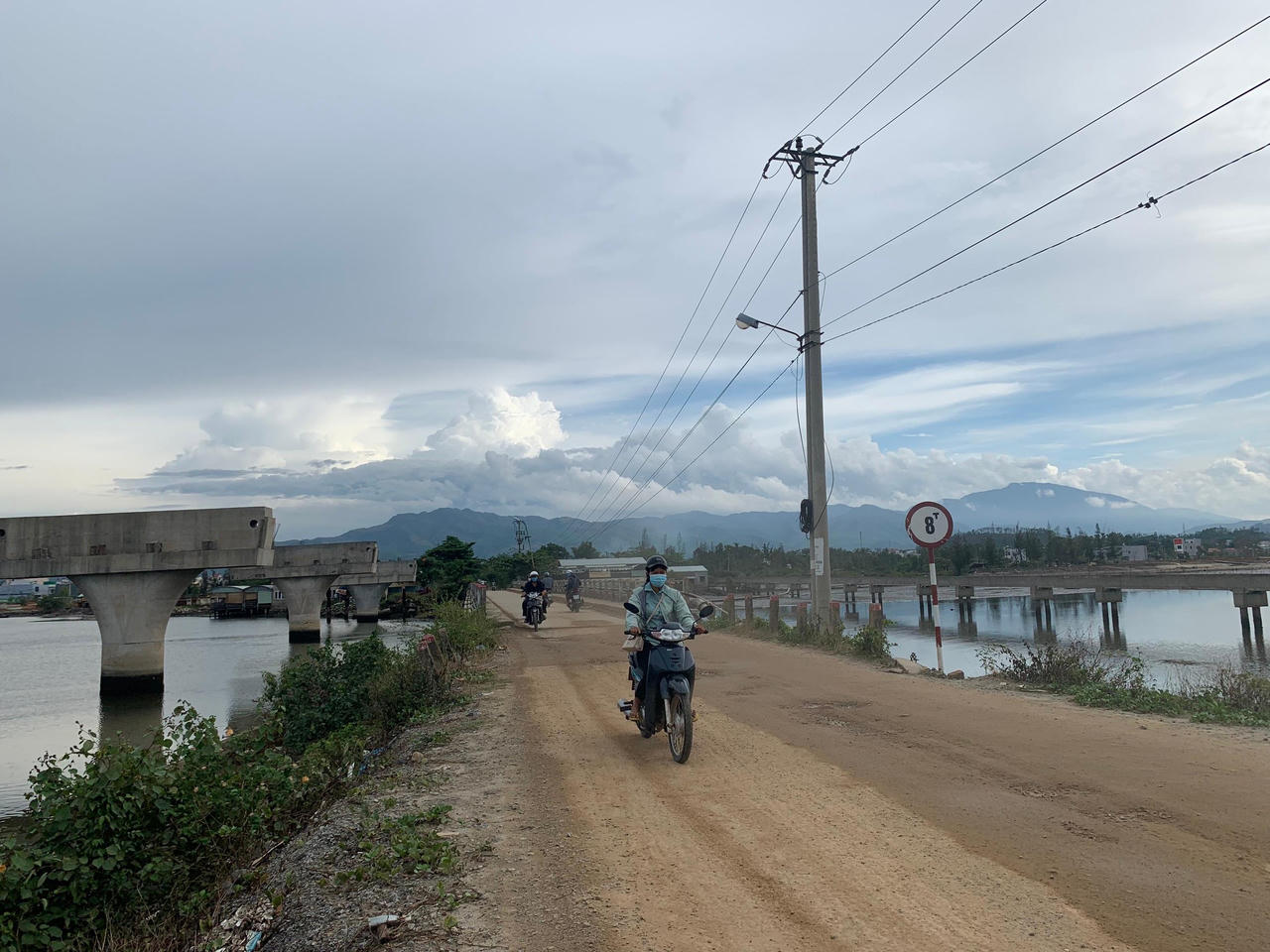 Cận cảnh cầu 150 tỷ xây hơn 4 năm mới xong 4 trụ ở Quảng Nam