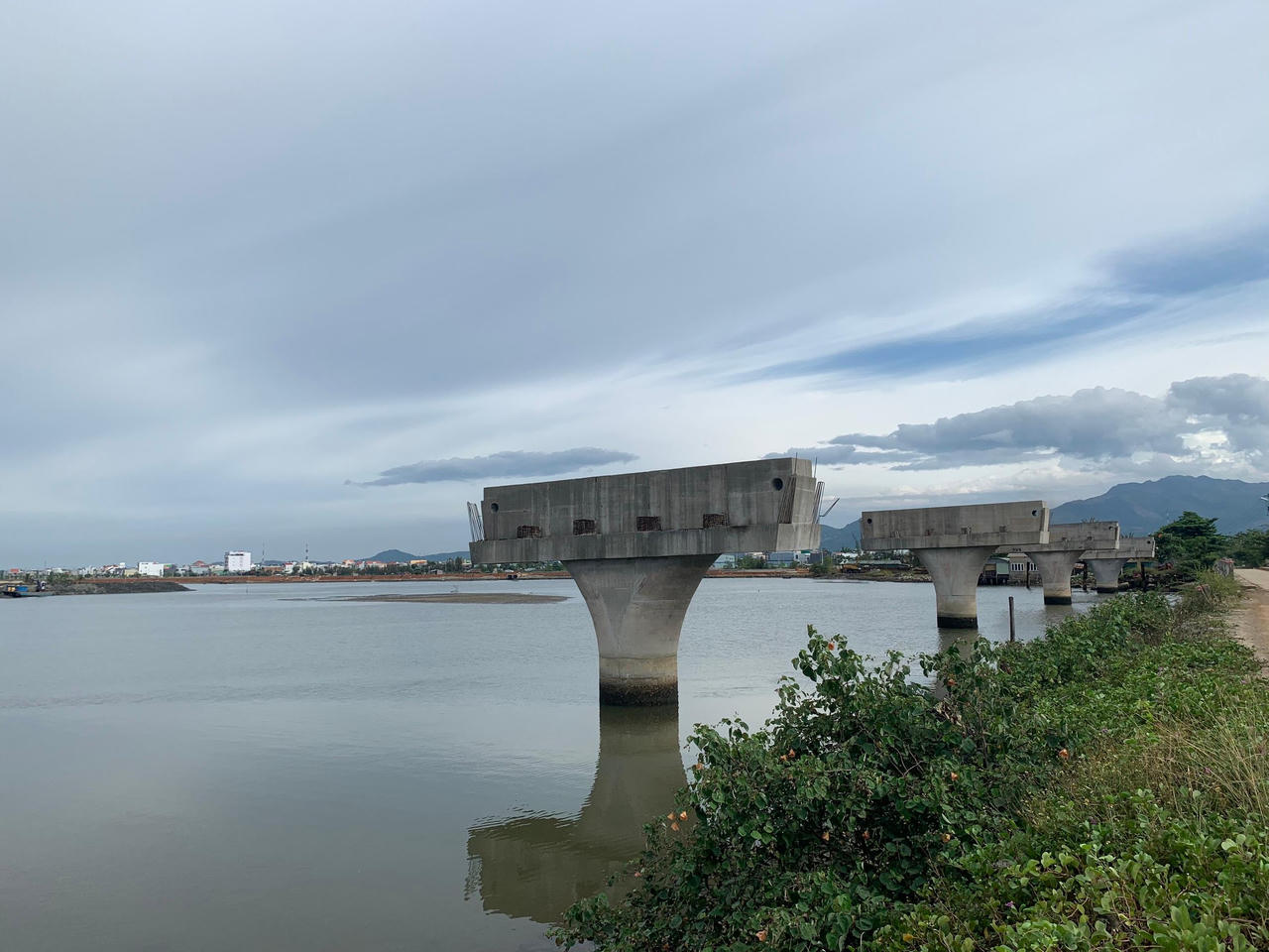 Cận cảnh cầu 150 tỷ xây hơn 4 năm mới xong 4 trụ ở Quảng Nam