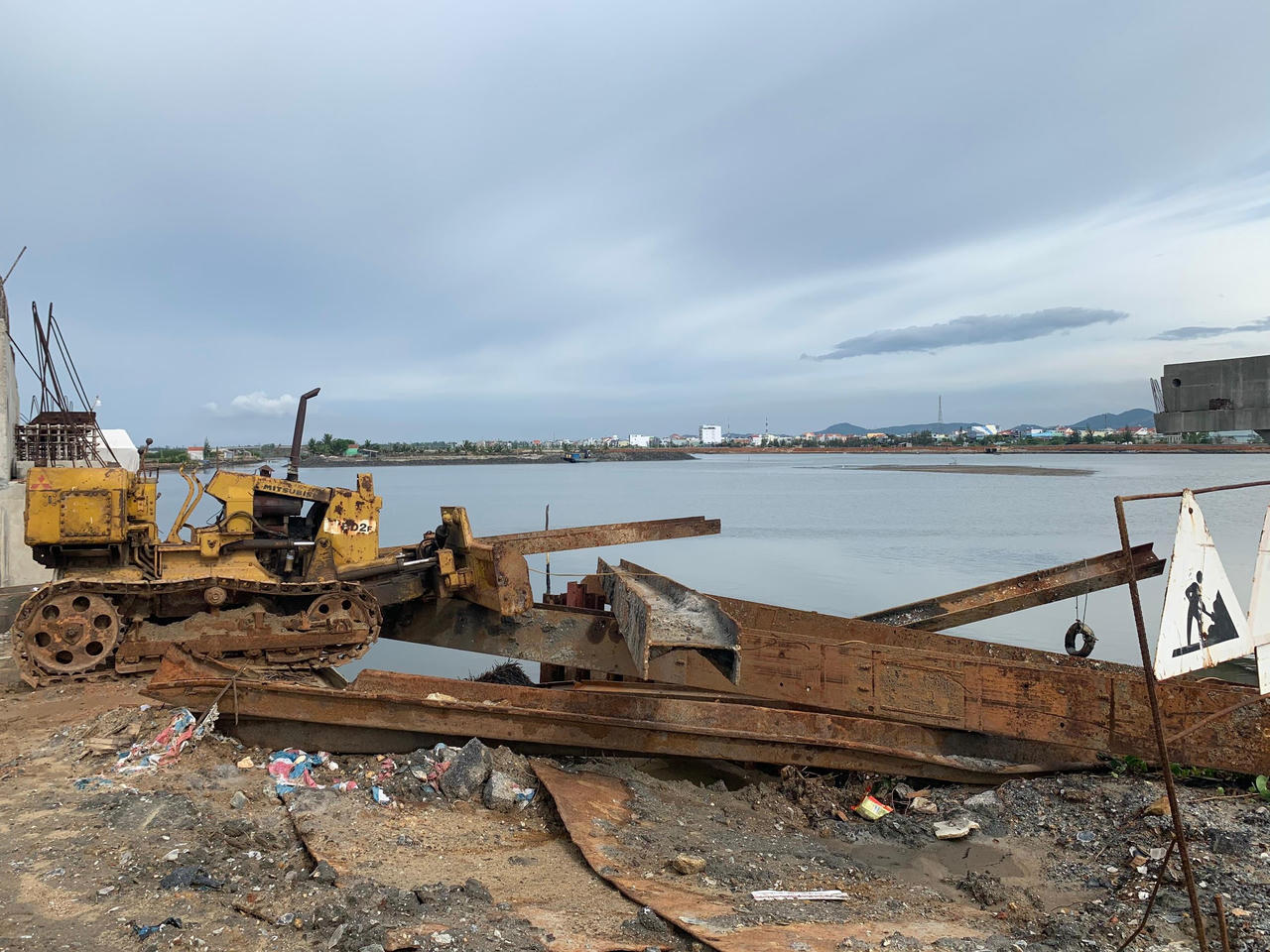 Cận cảnh cầu 150 tỷ xây hơn 4 năm mới xong 4 trụ ở Quảng Nam