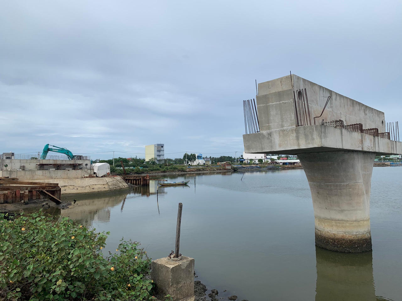 Cận cảnh cầu 150 tỷ xây hơn 4 năm mới xong 4 trụ ở Quảng Nam