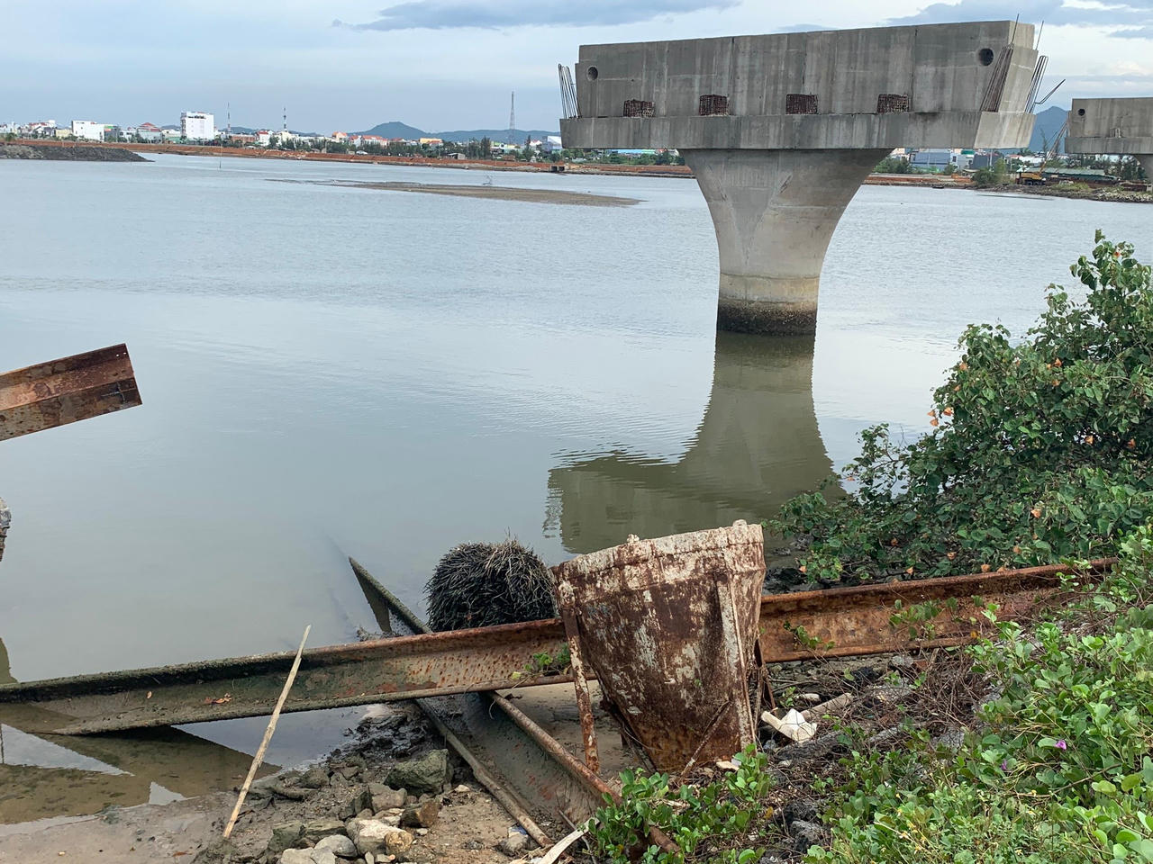 Cận cảnh cầu 150 tỷ xây hơn 4 năm mới xong 4 trụ ở Quảng Nam