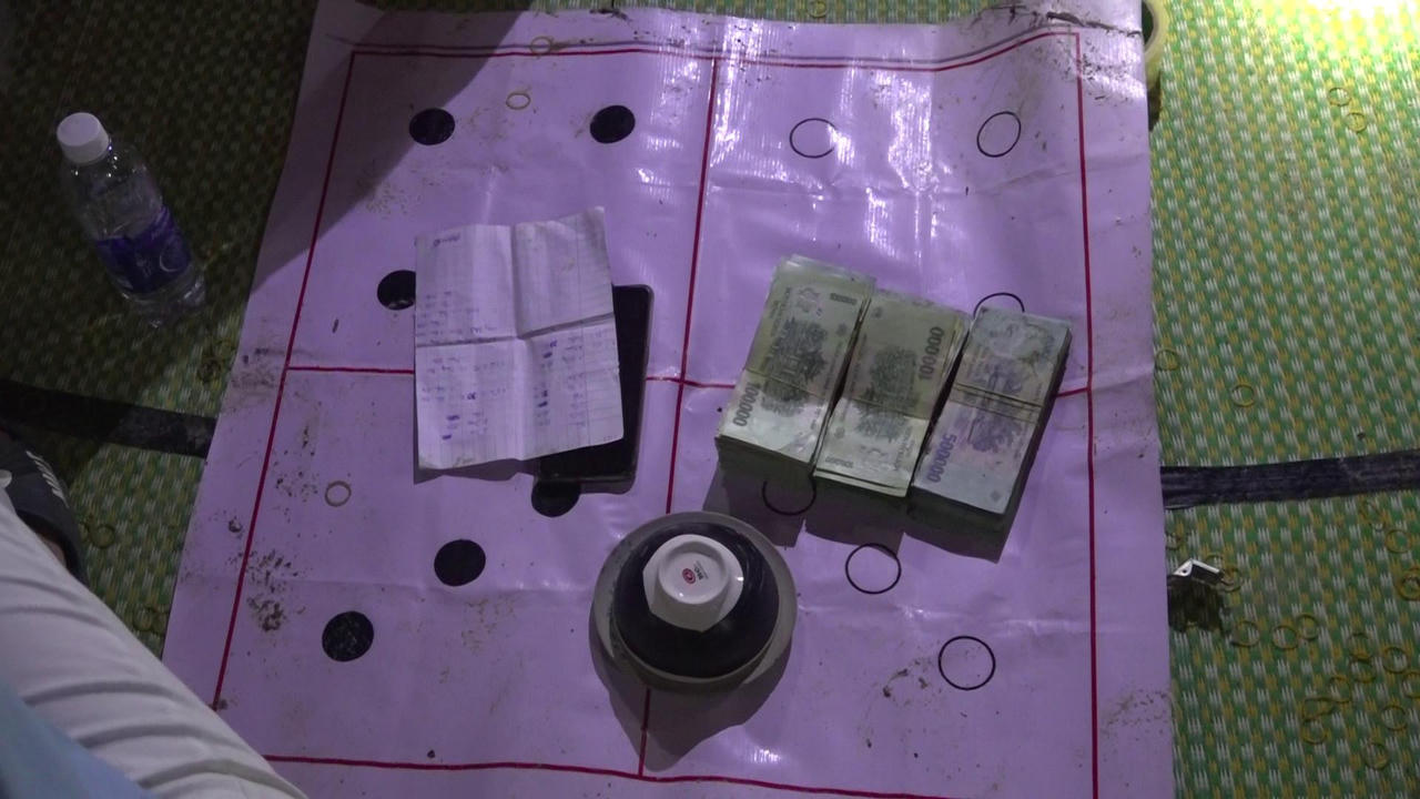 Triệt xóa tụ điểm đánh bạc giữa cánh đồng với tiền cá cược mỗi ván hơn 60 triệu đồng