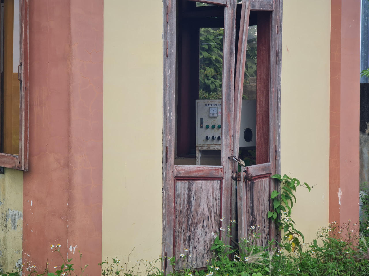 Dân bức xúc vì công trình nước sạch hàng chục tỷ đồng bỏ hoang ở Quảng Ngãi