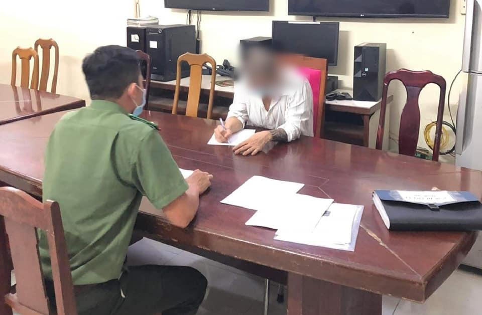 Bị phạt 13,5 triệu đồng vì mặc đồ Công an ngồi uống bia để "sống ảo"