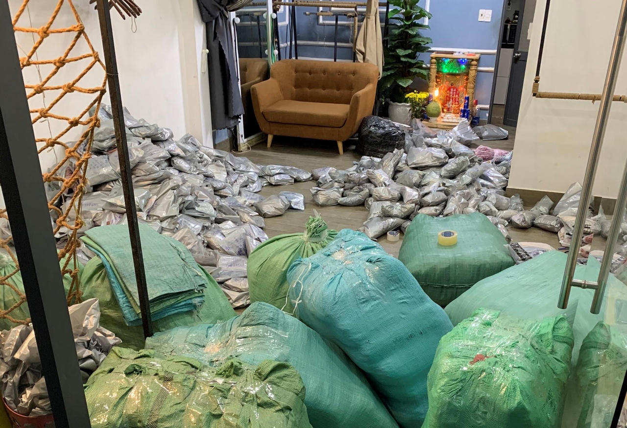 Tạm giữ 1,5 tấn quần áo nghi nhập lậu của "hot girl" bán hàng online
