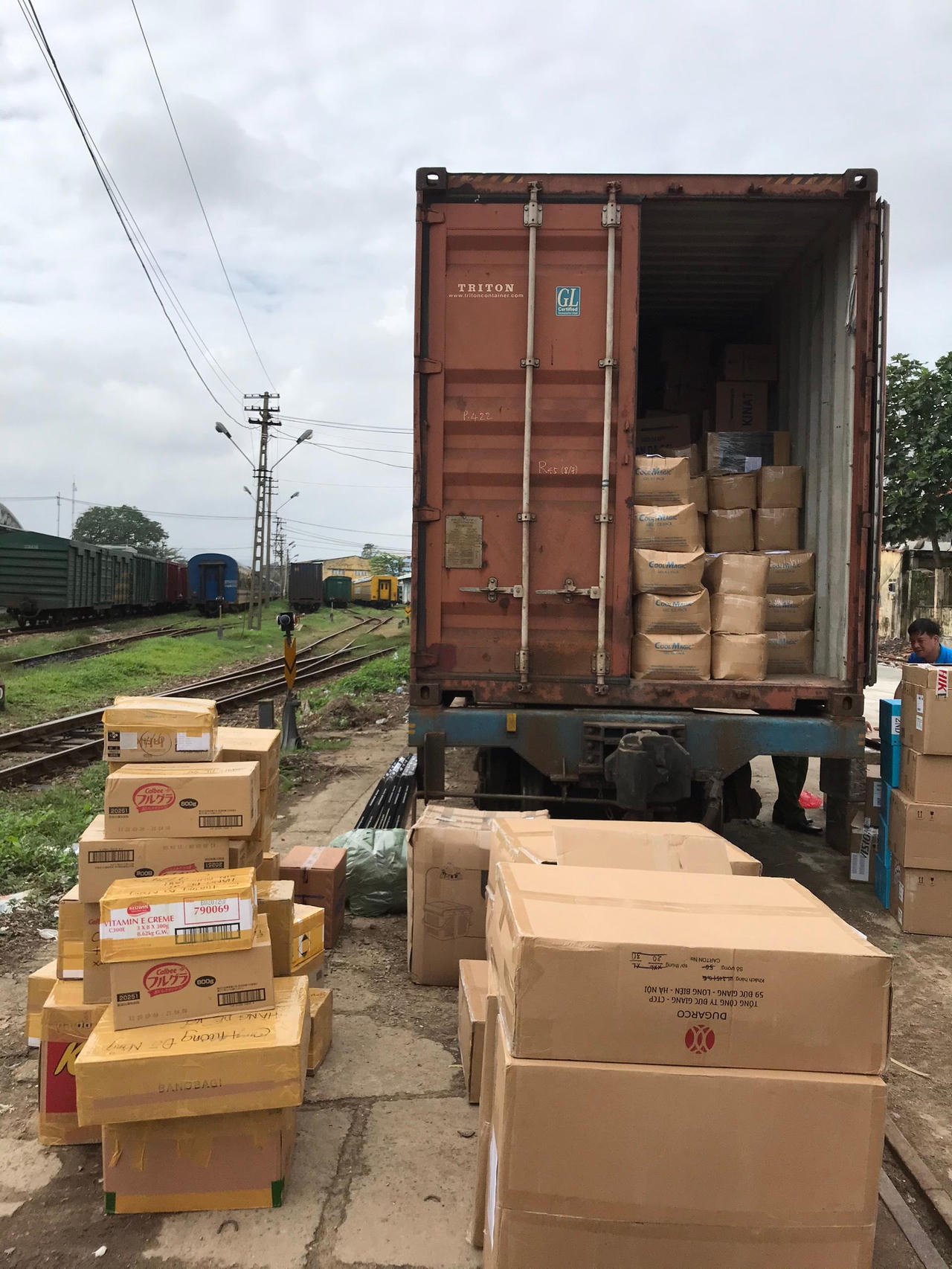 Tạm giữ 1,5 tấn quần áo nghi nhập lậu của "hot girl" bán hàng online