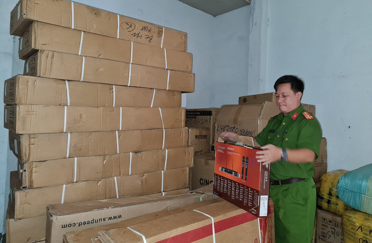 Tạm giữ 1,5 tấn quần áo nghi nhập lậu của "hot girl" bán hàng online