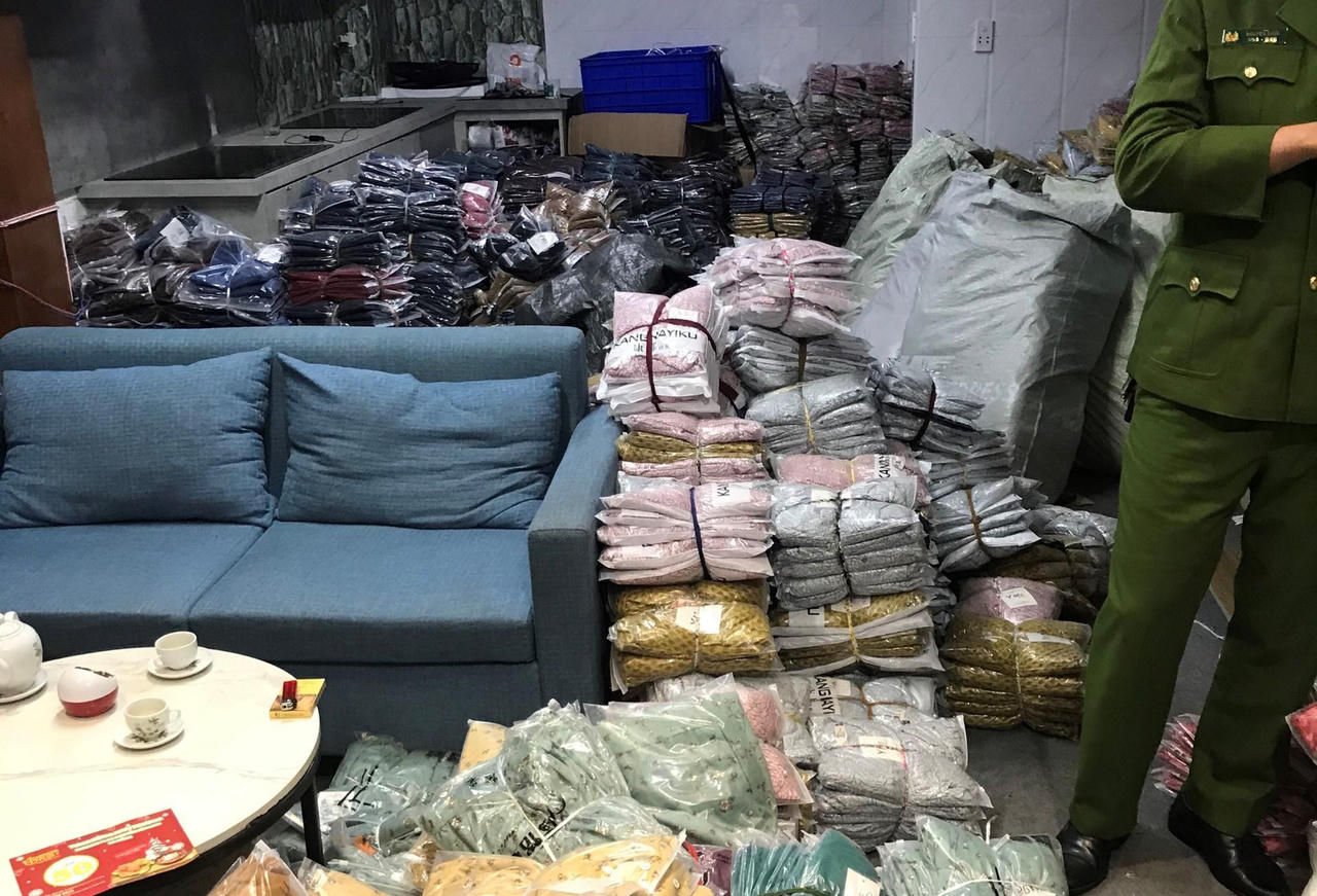 Tạm giữ 1,5 tấn quần áo nghi nhập lậu của "hot girl" bán hàng online