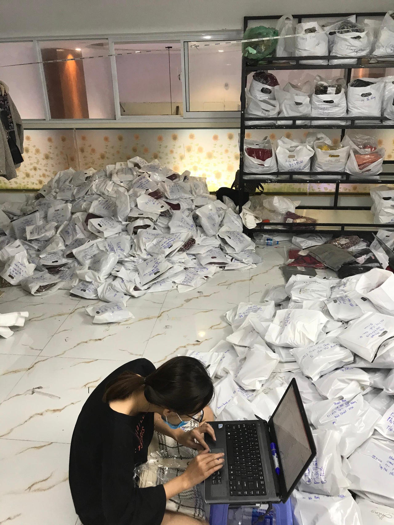 Tạm giữ 1,5 tấn quần áo nghi nhập lậu của "hot girl" bán hàng online