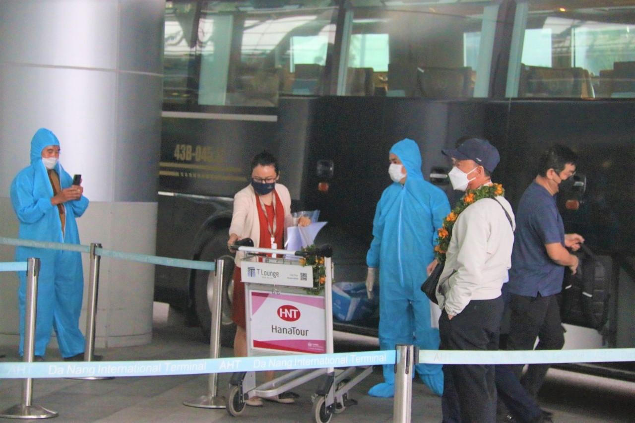 Những vị khách quốc tế đầu tiên đến Việt Nam sau giãn cách