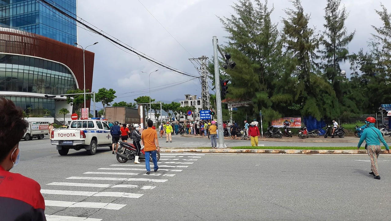 Đà Nẵng: Xe máy va chạm với ô tô tải, bé gái 5 tuổi tử vong thương tâm