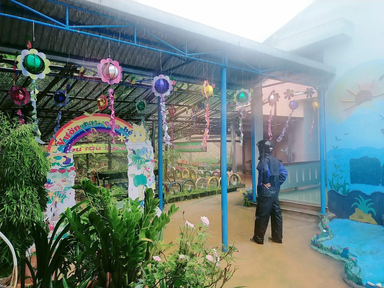 Hàng ngàn người dân xã Trà Leng tiếp tục cảnh bị cô lập do sạt lở núi, đường hư hỏng