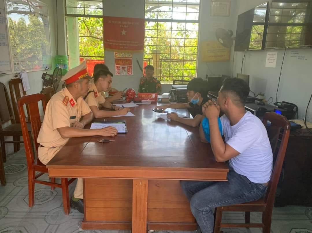 Vừa lái xe bằng chân vừa vái lạy, 'quái xế' bị phạt 10 triệu đồng