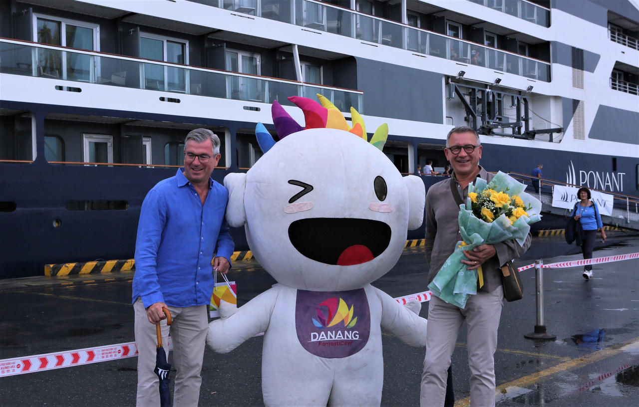 Tàu du lịch 5 sao đưa hơn 200 khách quốc tế đến Đà Nẵng