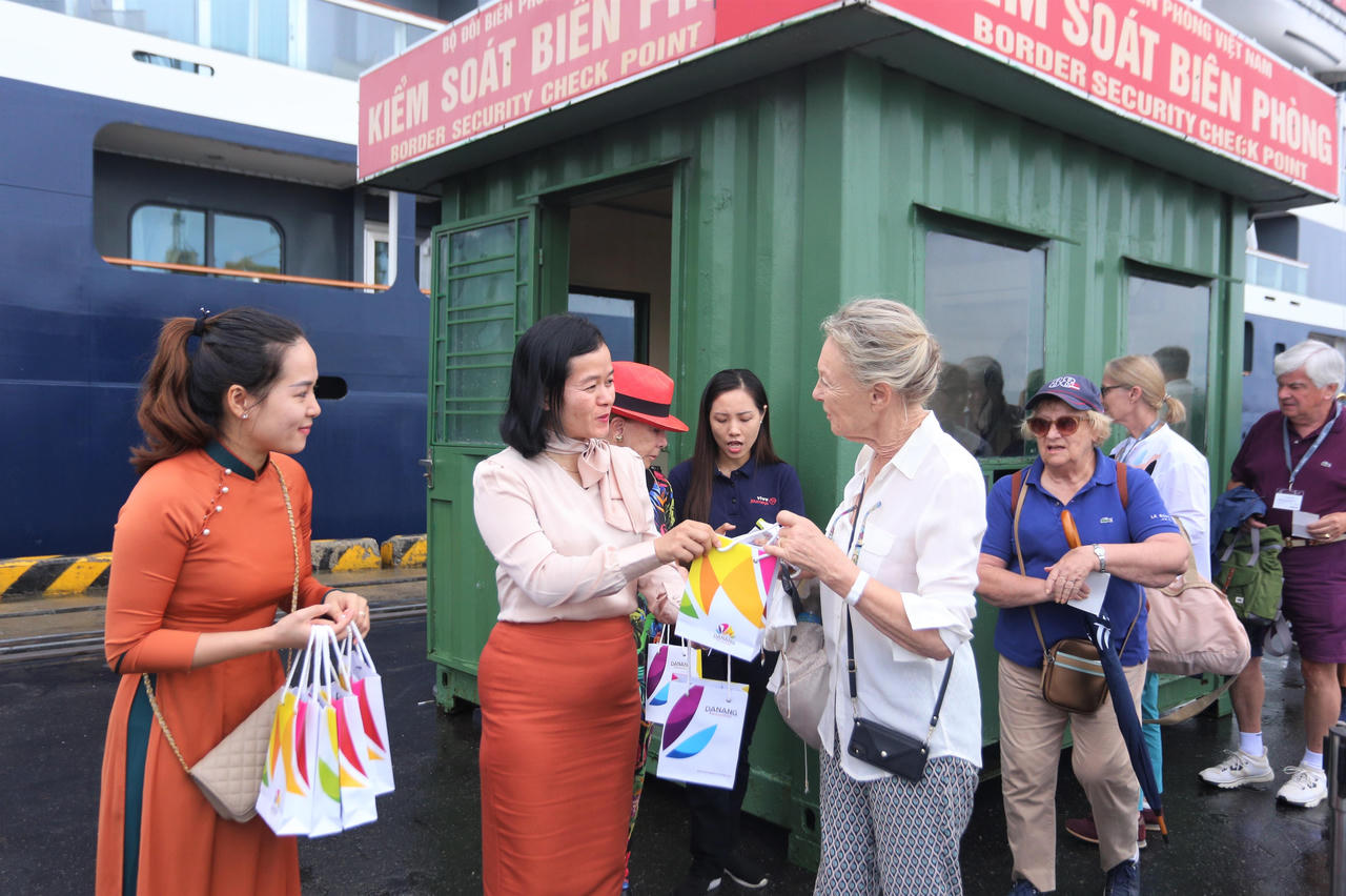 Tàu du lịch 5 sao đưa hơn 200 khách quốc tế đến Đà Nẵng