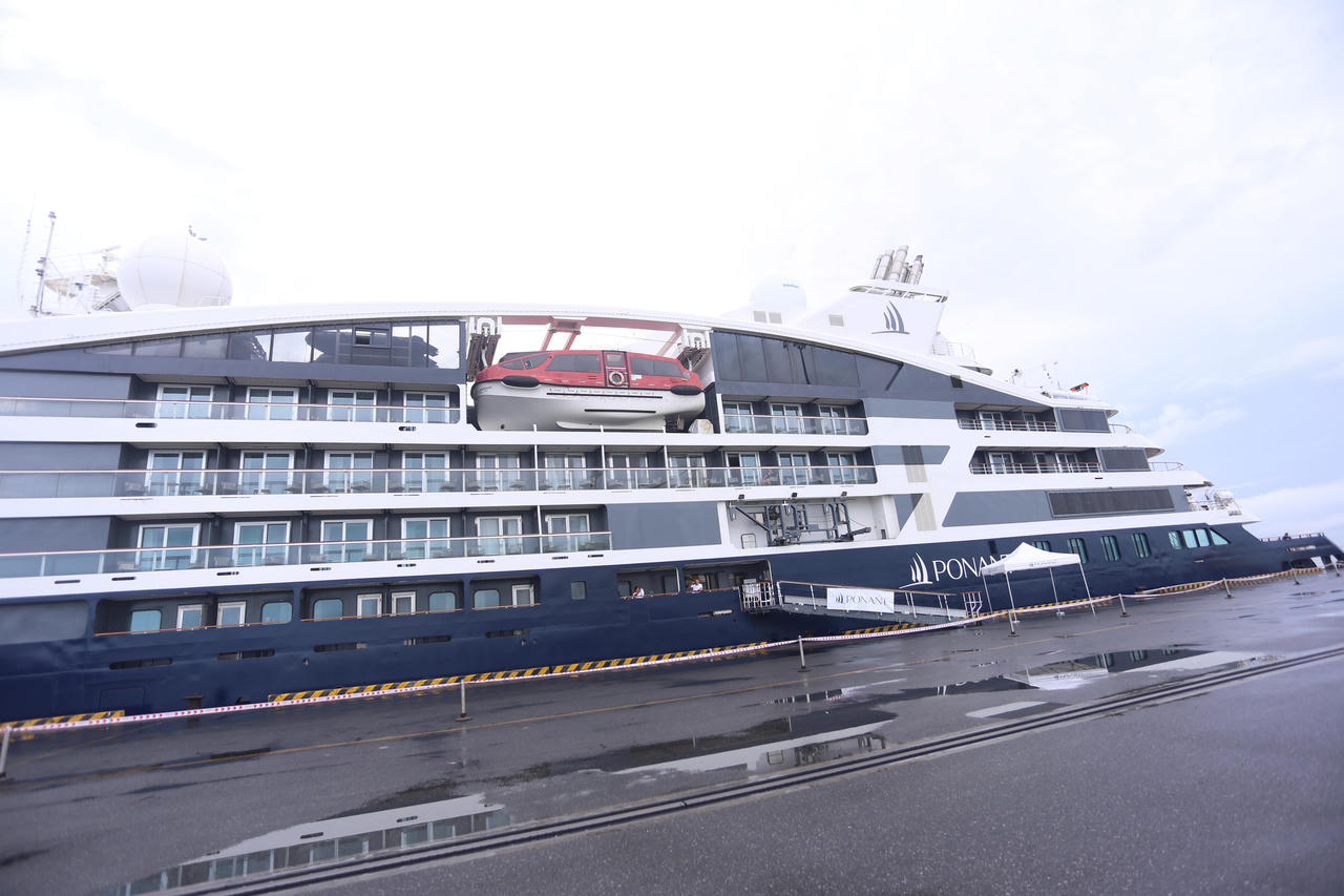 Tàu du lịch 5 sao đưa hơn 200 khách quốc tế đến Đà Nẵng