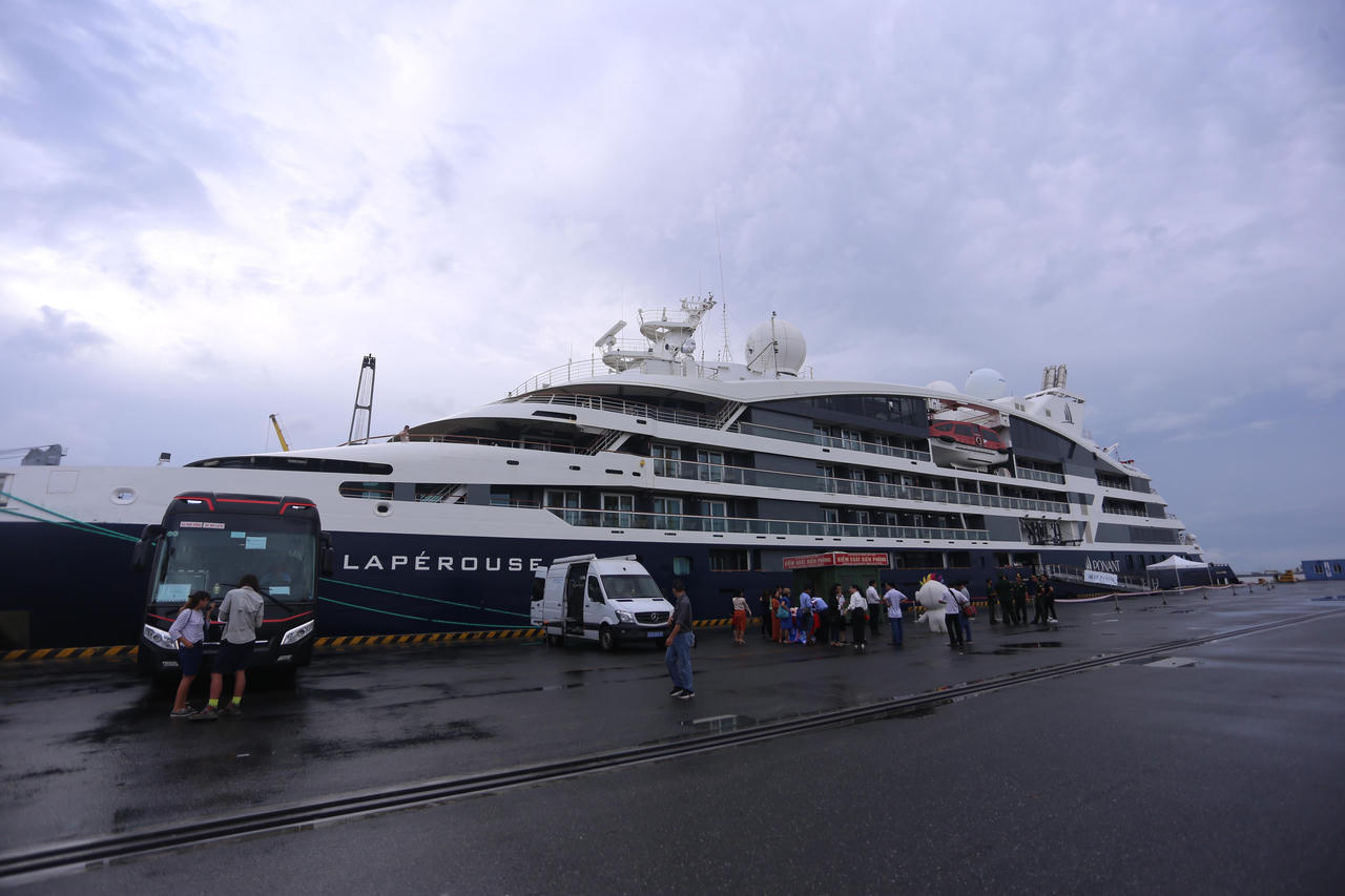 Tàu du lịch 5 sao đưa hơn 200 khách quốc tế đến Đà Nẵng