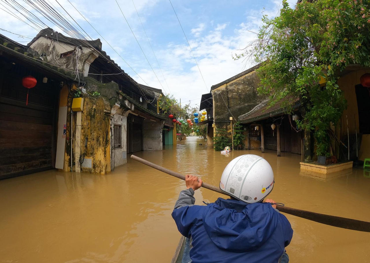 Hội An lại ngập lũ, du khách hào hứng ngồi thuyền dạo phố