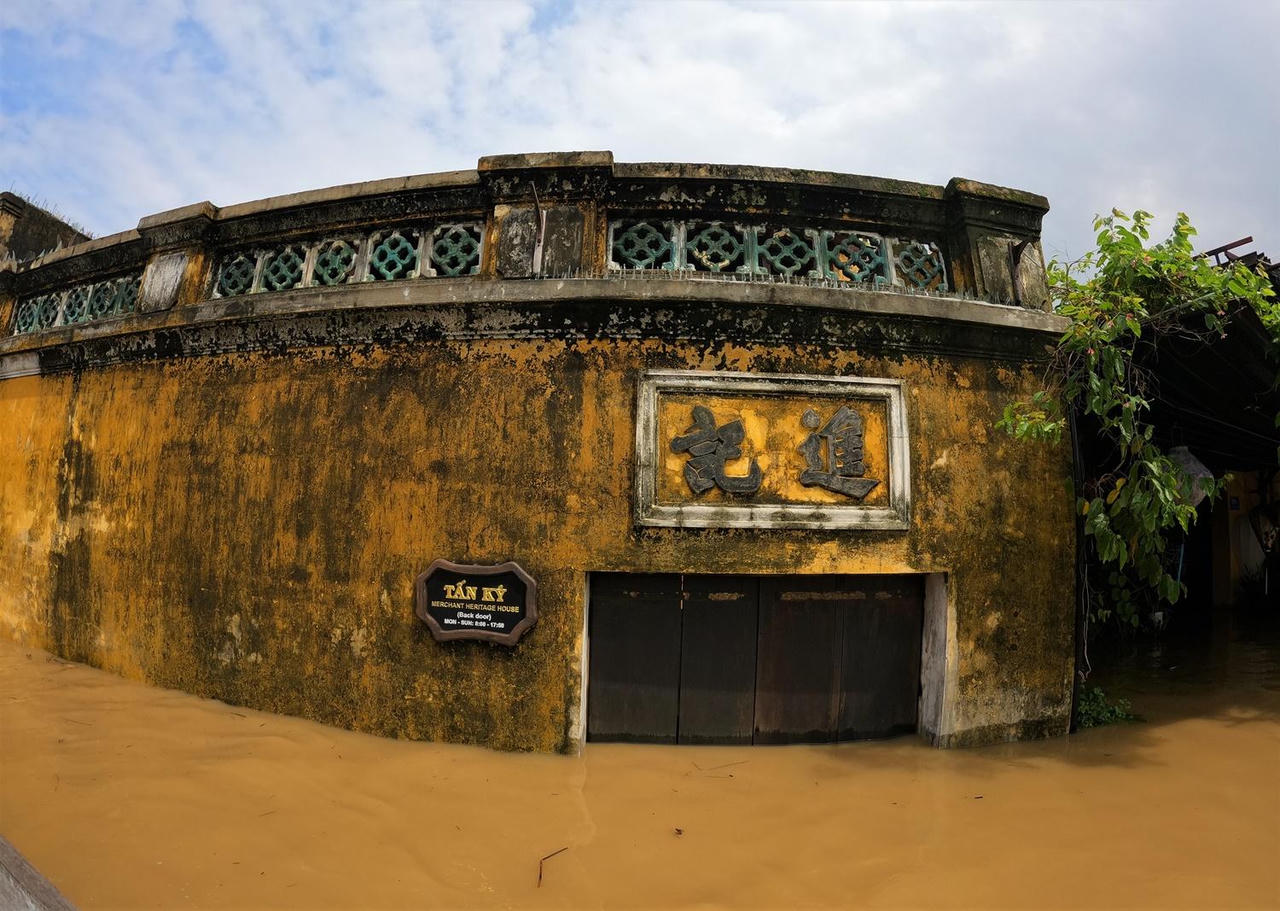 Hội An lại ngập lũ, du khách hào hứng ngồi thuyền dạo phố