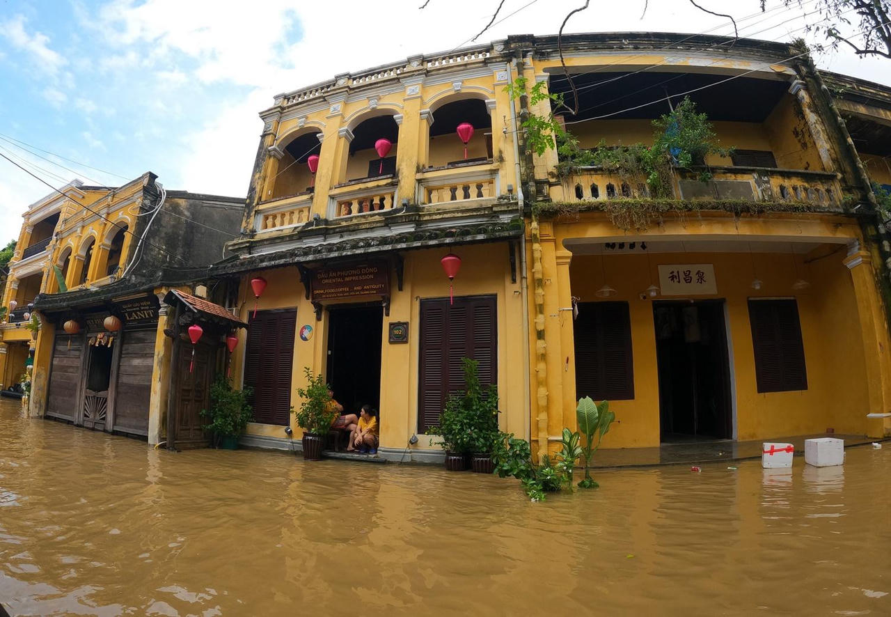 Hội An lại ngập lũ, du khách hào hứng ngồi thuyền dạo phố