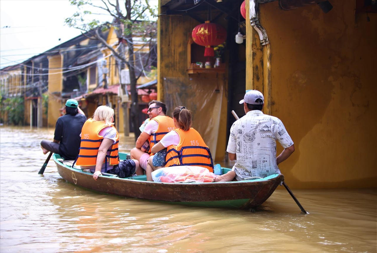 Hội An lại ngập lũ, du khách hào hứng ngồi thuyền dạo phố