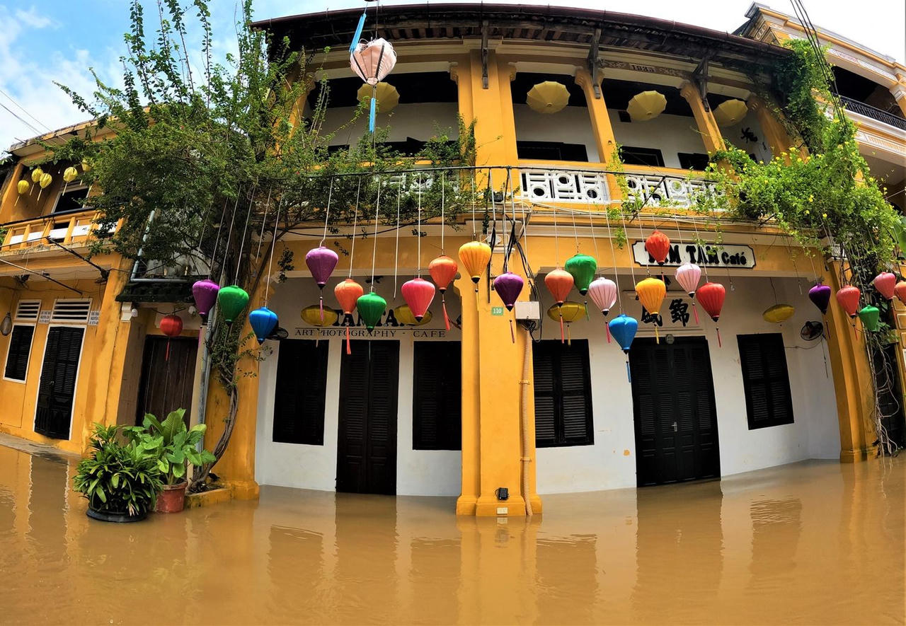Hội An lại ngập lũ, du khách hào hứng ngồi thuyền dạo phố