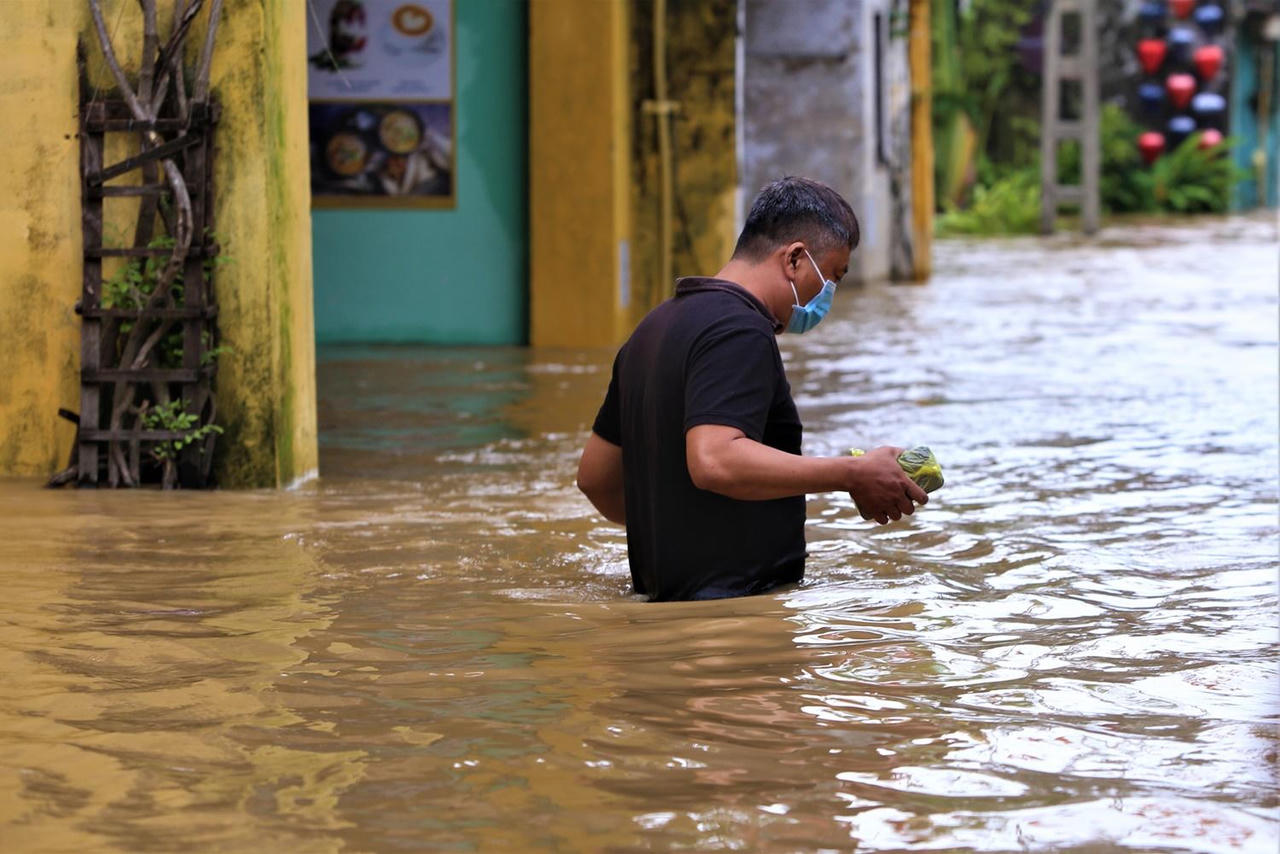 Hội An lại ngập lũ, du khách hào hứng ngồi thuyền dạo phố
