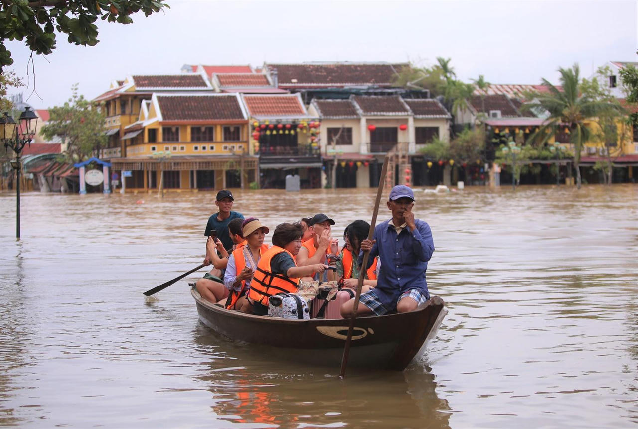 Hội An lại ngập lũ, du khách hào hứng ngồi thuyền dạo phố