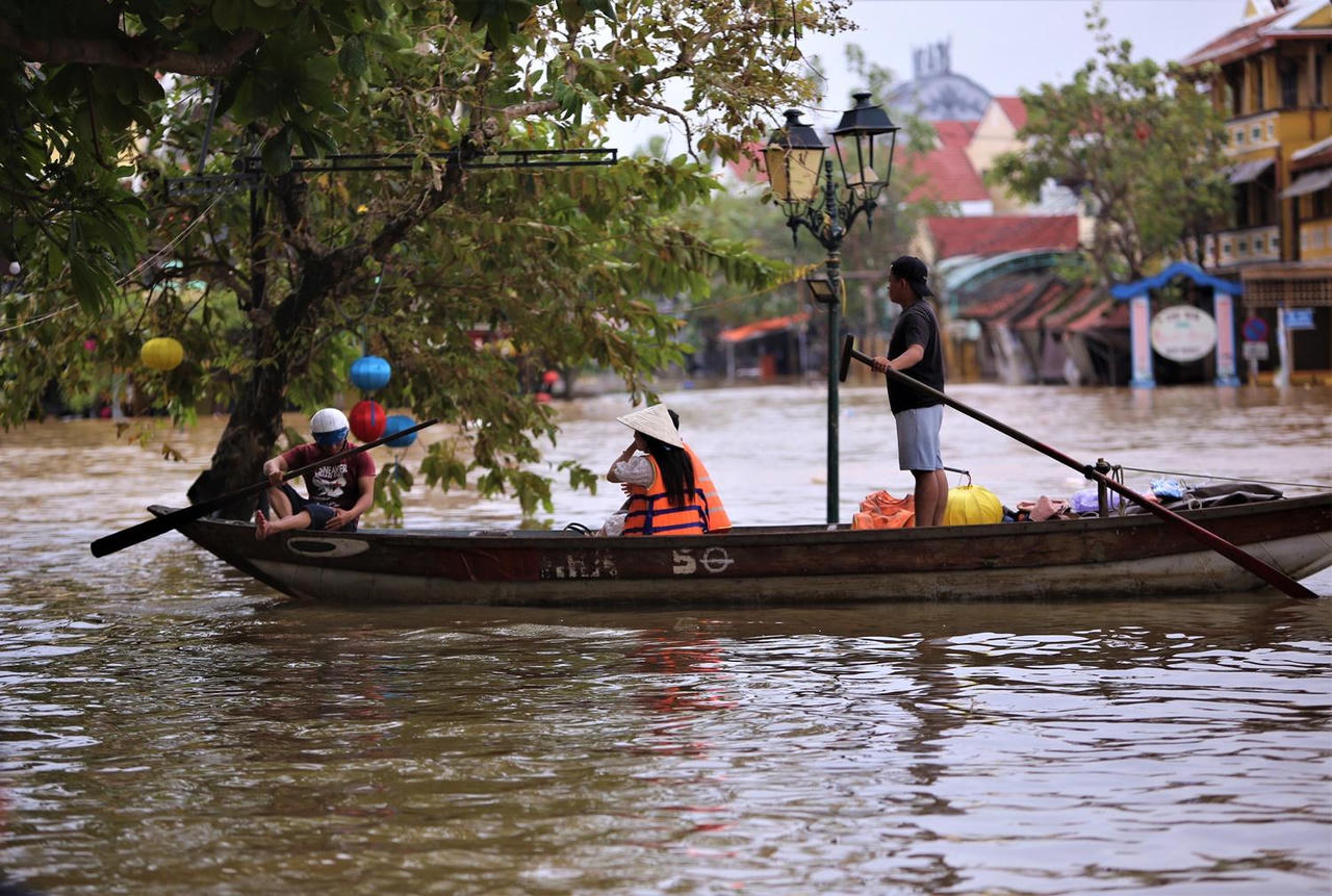 Hội An lại ngập lũ, du khách hào hứng ngồi thuyền dạo phố