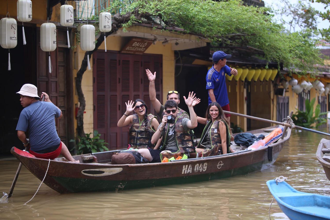 Hội An lại ngập lũ, du khách hào hứng ngồi thuyền dạo phố