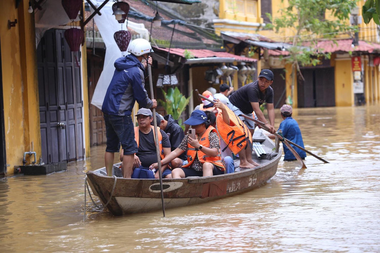 Hội An lại ngập lũ, du khách hào hứng ngồi thuyền dạo phố