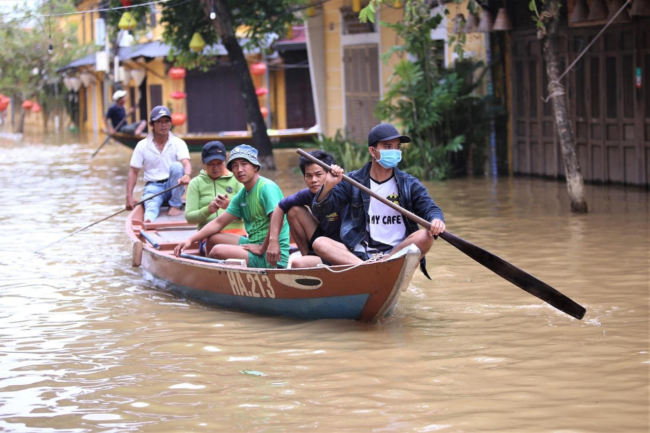 Hội An lại ngập lũ, du khách hào hứng ngồi thuyền dạo phố