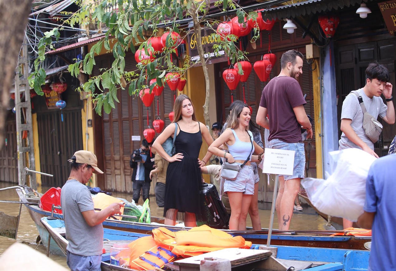 Hội An lại ngập lũ, du khách hào hứng ngồi thuyền dạo phố