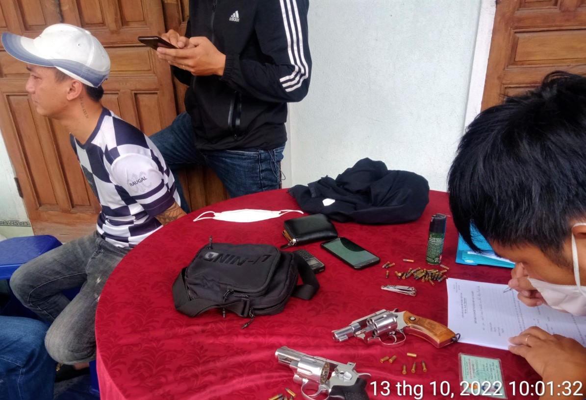 Thanh niên xả súng vào quán cà phê khiến 2 người trúng đạn