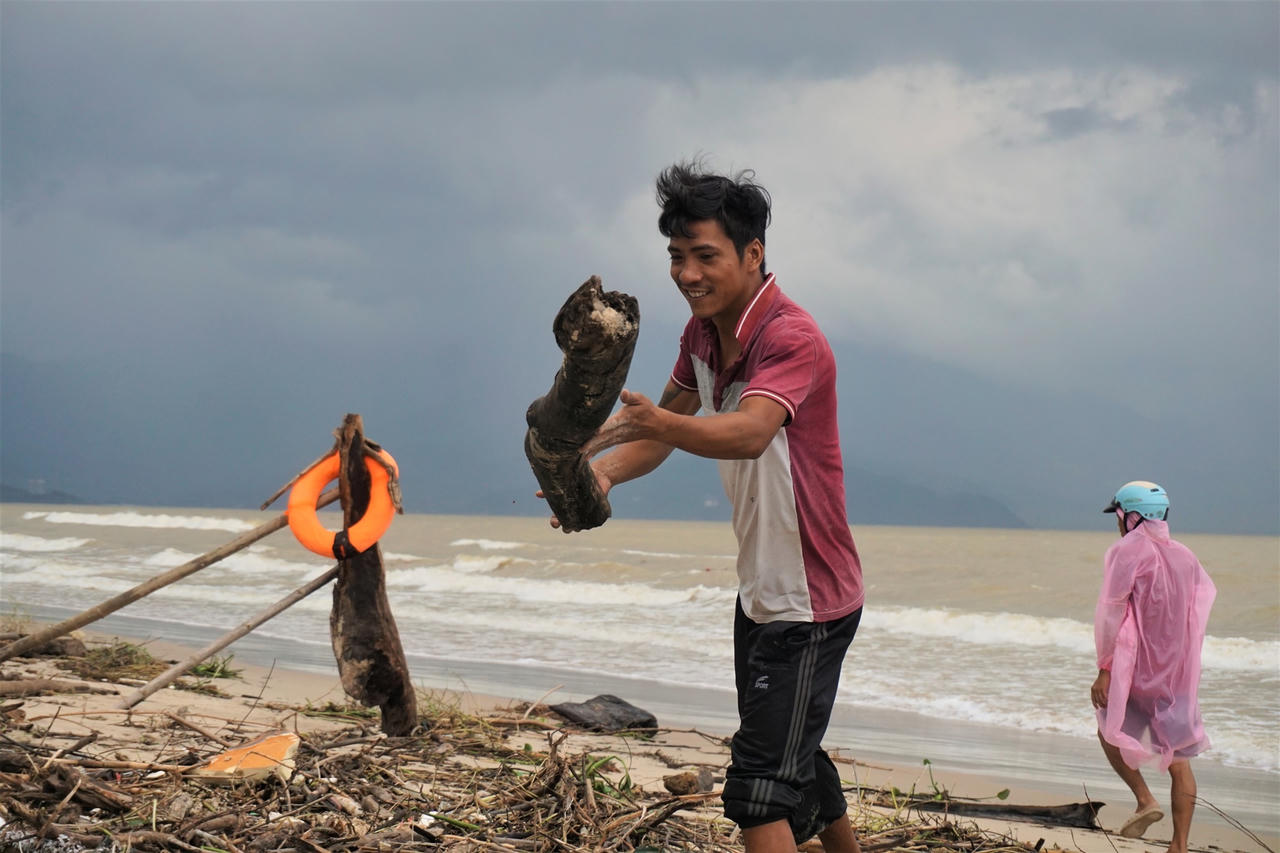 Sau mưa lớn, người Đà Nẵng đổ ra biển nhặt gỗ bán kiếm tiền triệu