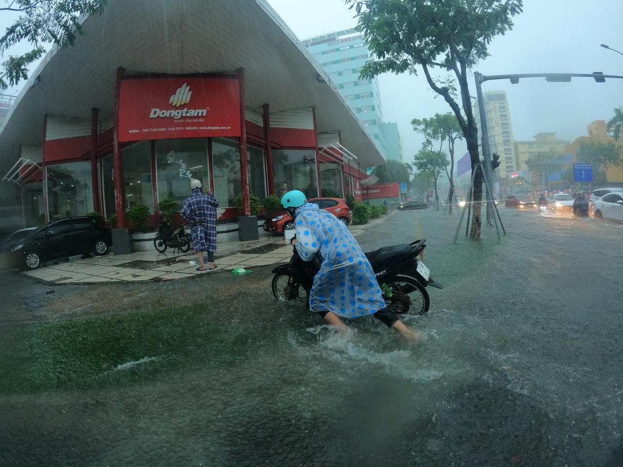 Đường phố Đà Nẵng thành 'sông' do mưa lớn, hàng loạt phương tiện chết máy