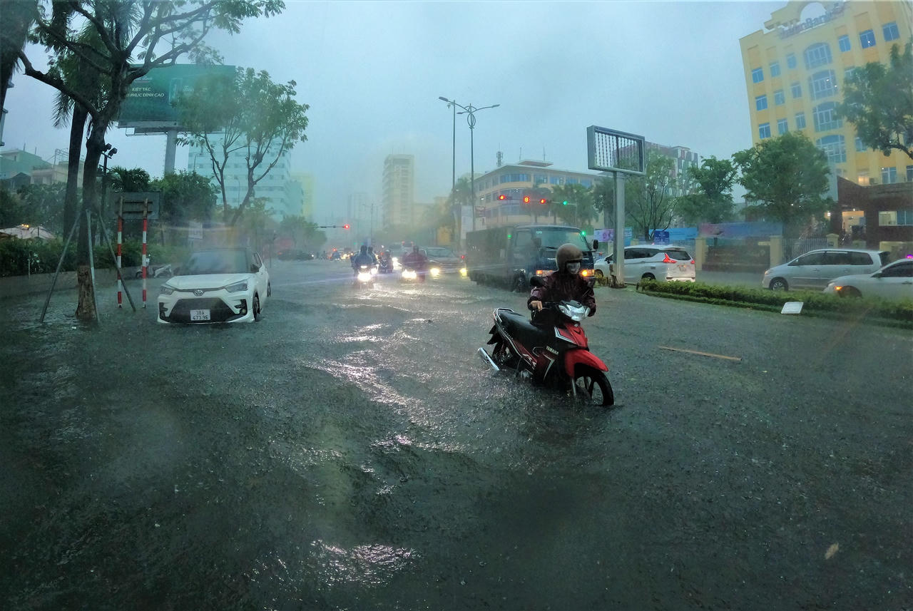 Đường phố Đà Nẵng thành 'sông' do mưa lớn, hàng loạt phương tiện chết máy