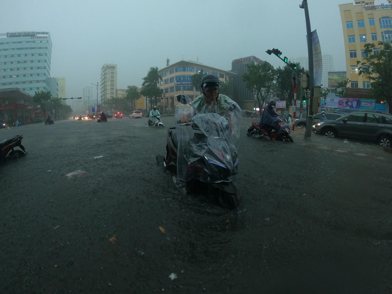 Đường phố Đà Nẵng thành 'sông' do mưa lớn, hàng loạt phương tiện chết máy