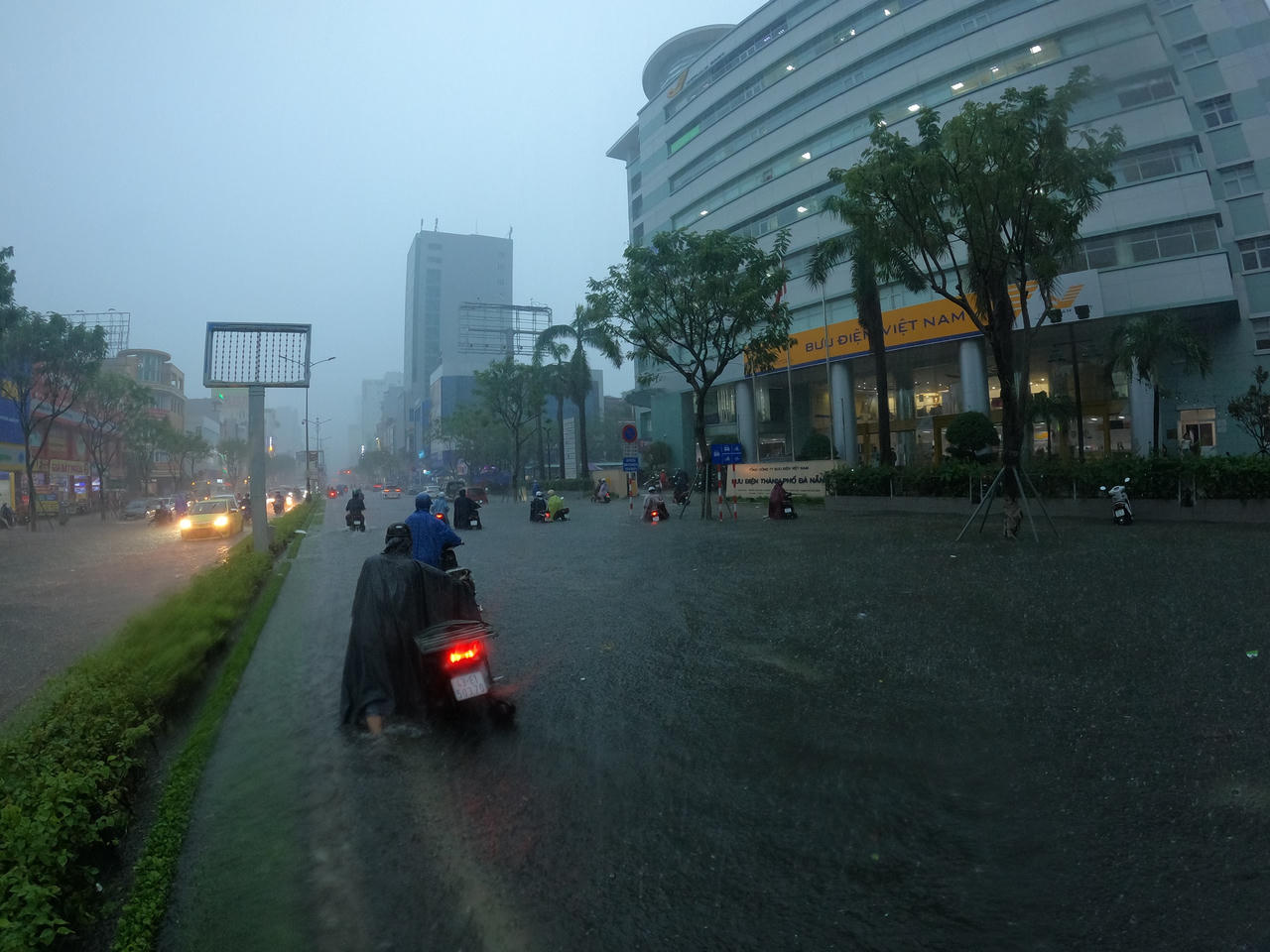 Đường phố Đà Nẵng thành 'sông' do mưa lớn, hàng loạt phương tiện chết máy