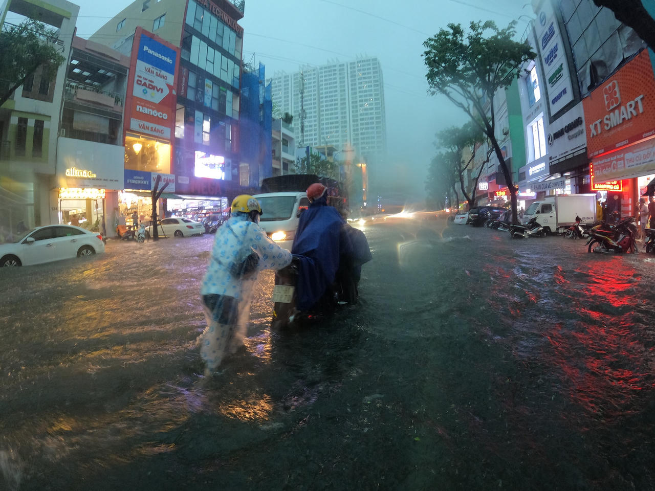 Đường phố Đà Nẵng thành 'sông' do mưa lớn, hàng loạt phương tiện chết máy