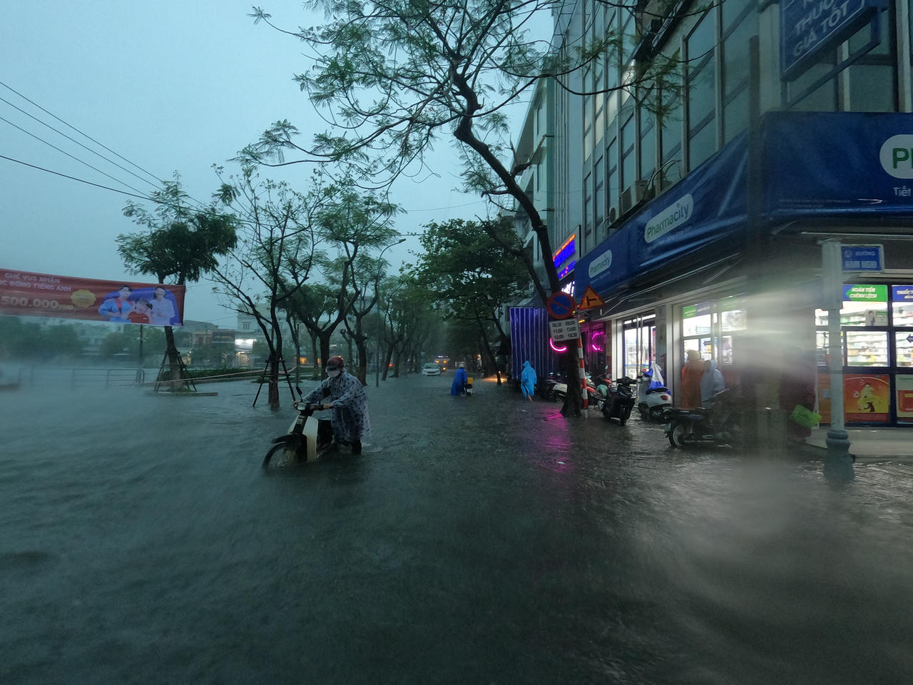 Đường phố Đà Nẵng thành 'sông' do mưa lớn, hàng loạt phương tiện chết máy