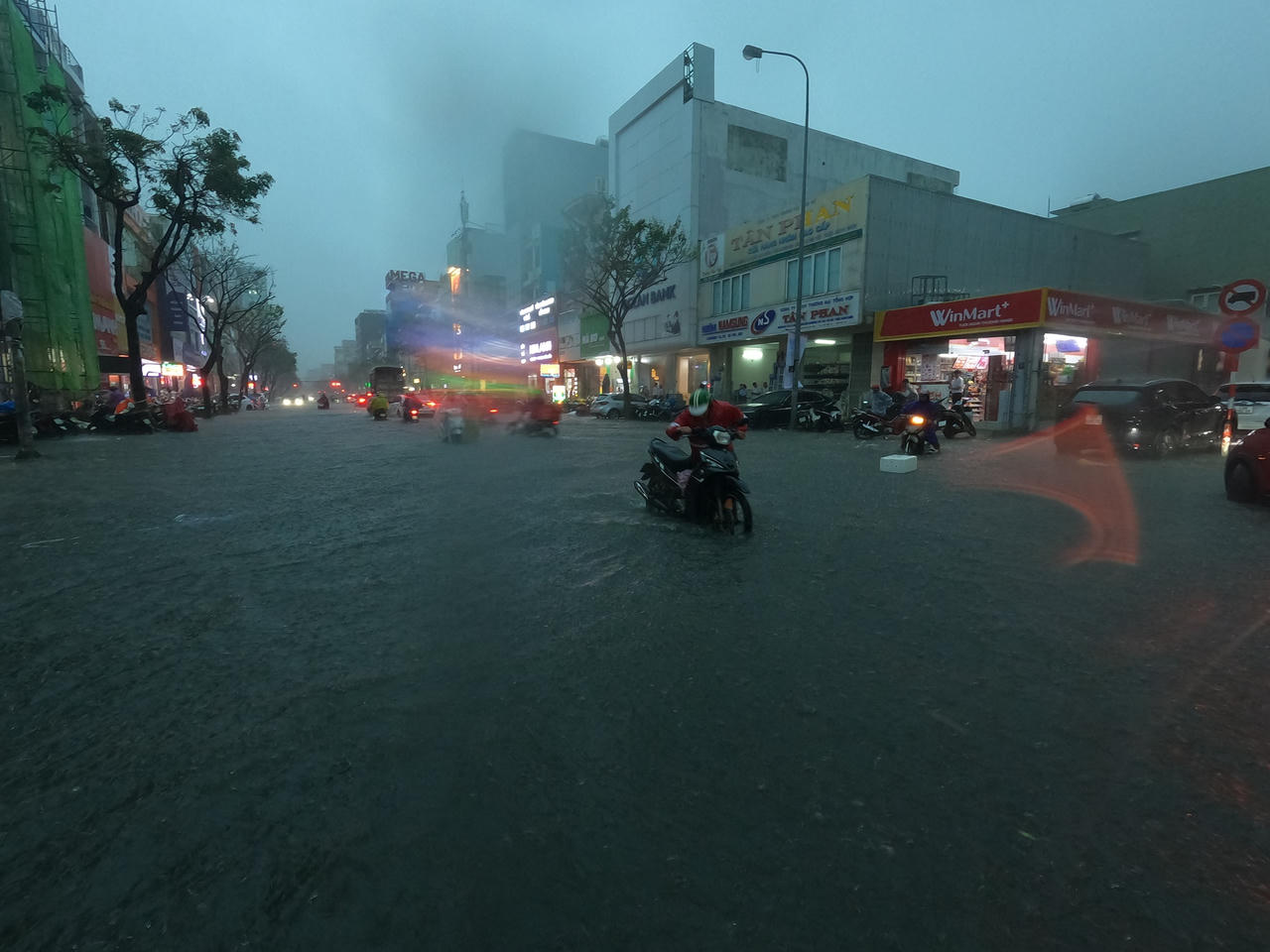Đường phố Đà Nẵng thành 'sông' do mưa lớn, hàng loạt phương tiện chết máy