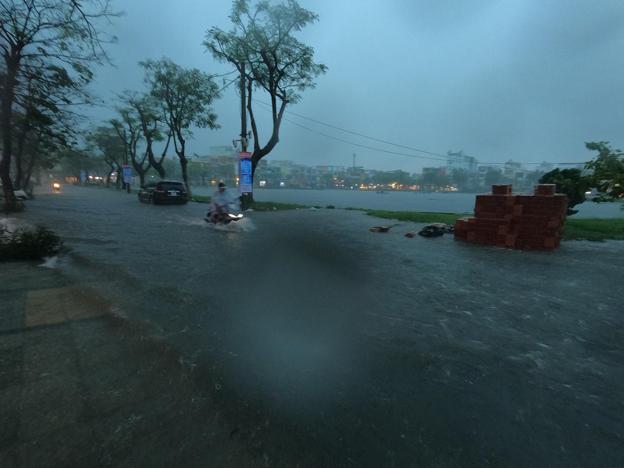 Đường phố Đà Nẵng thành 'sông' do mưa lớn, hàng loạt phương tiện chết máy