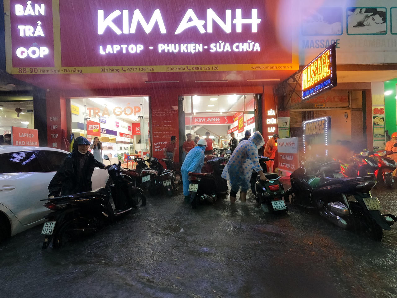 Đường phố Đà Nẵng thành 'sông' do mưa lớn, hàng loạt phương tiện chết máy