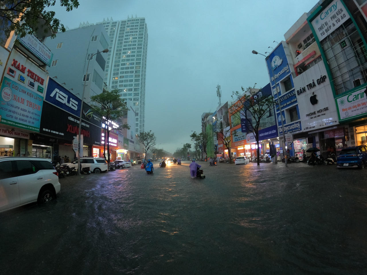Đường phố Đà Nẵng thành 'sông' do mưa lớn, hàng loạt phương tiện chết máy