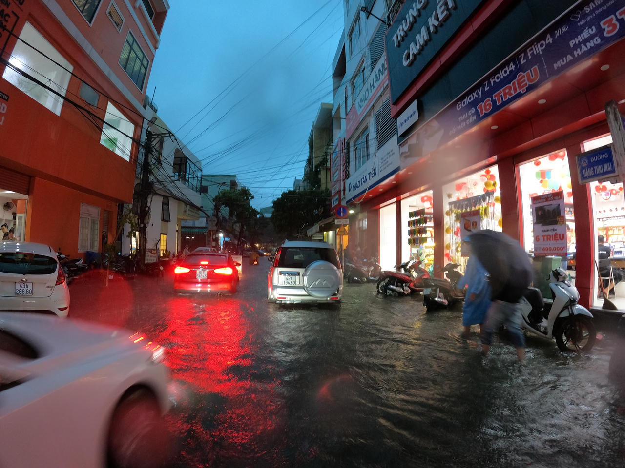 Đường phố Đà Nẵng thành 'sông' do mưa lớn, hàng loạt phương tiện chết máy
