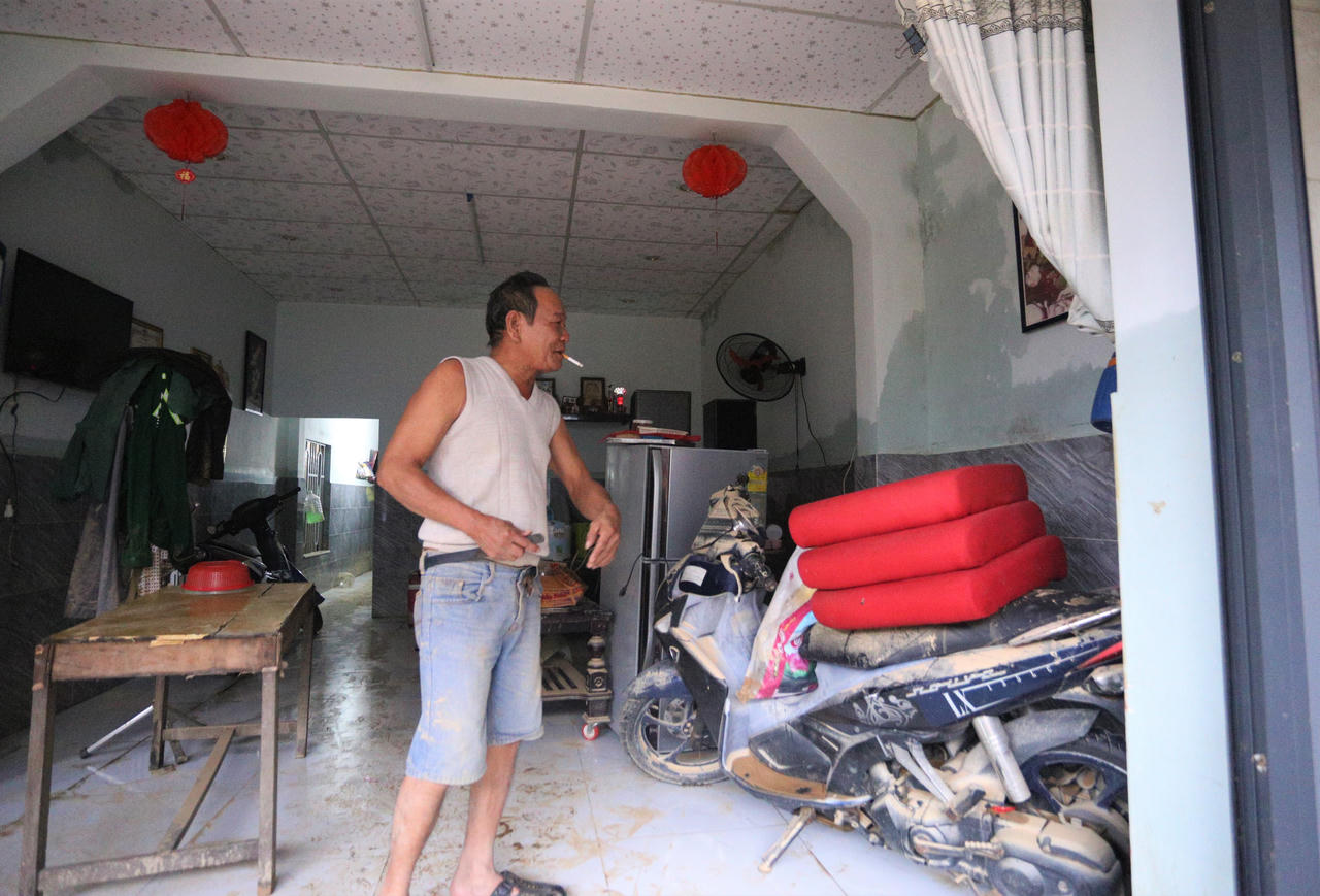 Thẫn thờ tiếc tài sản bị hủy hoại dưới nước lũ ở Đà Nẵng